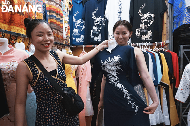    One-hour 'ao dai' tailoring services at Han Market is an ideal choice for many domestic and foreign tourists when visiting the Han Market because of its reasonable price, fast tailoring time and beautiful designs.