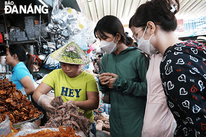 Dried and marinated food items at the Con Market are popular with tourists.