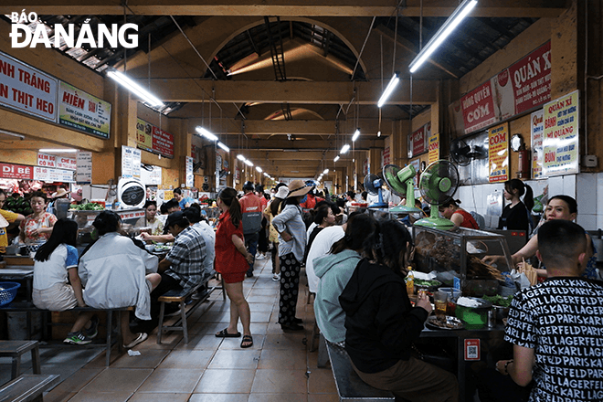  Stalls at Con Market’s food court is full of foodies who like enjoying specialities such as Quang noodles and banh xeo (Vietnamese pancakes).