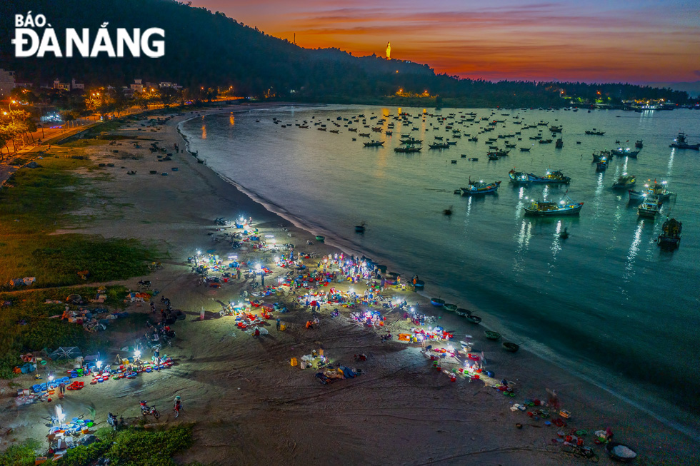 The atmosphere at beaches becomes busier and more boisterous with many fishermen, seafood traders, and buyers gathering at an early-morning market.