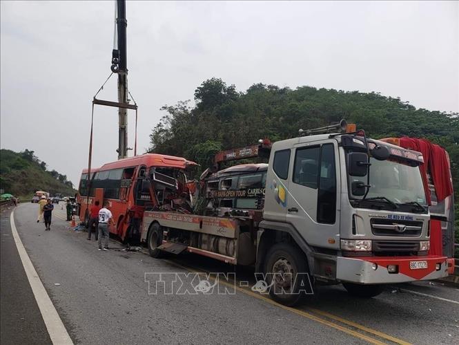 Vụ va chạm trên cao tốc Nội Bài-Lào Cai giữa 2 xe khách khiến 1 người tử vong tại bệnh viện, 1 người bị thương đưa đi cấp cứu, 2 xe hư hỏng nặng. Ảnh tư liệu: TTXVN phát