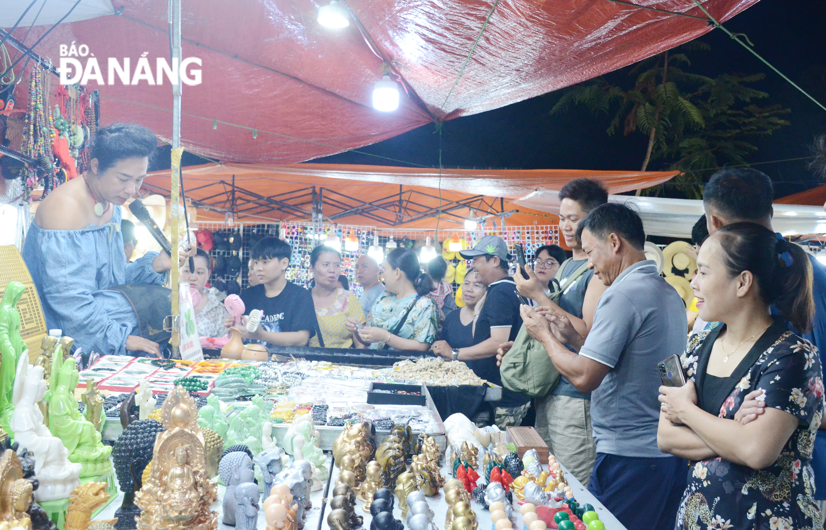 Many activities, festivals and events have been organised that have contributed to the city's tourism recovery. IN THE PHOTO: Visitors at the Son Tra Night Market. Photo: THU HA