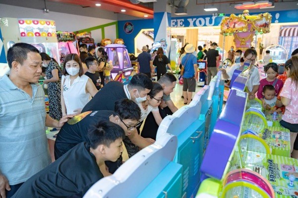 Các khu vui chơi cho bé, game zone cho giới trẻ cho tới sân trượt băng Vincom Ice Rink, khu chơi Bowlings,... khi nào cũng chật kín khách.