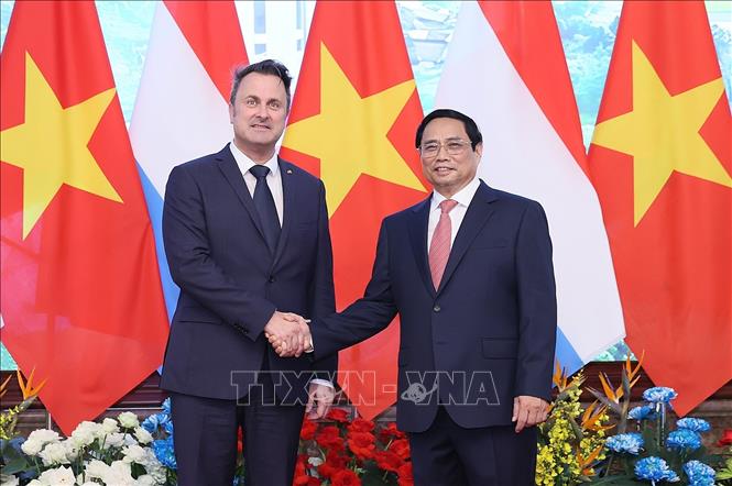 Thủ tướng Phạm Minh Chính và Thủ tướng Đại Công quốc Luxembourg Xavier Bettel chụp ảnh chung. Ảnh: Dương Giang/TTXVN
