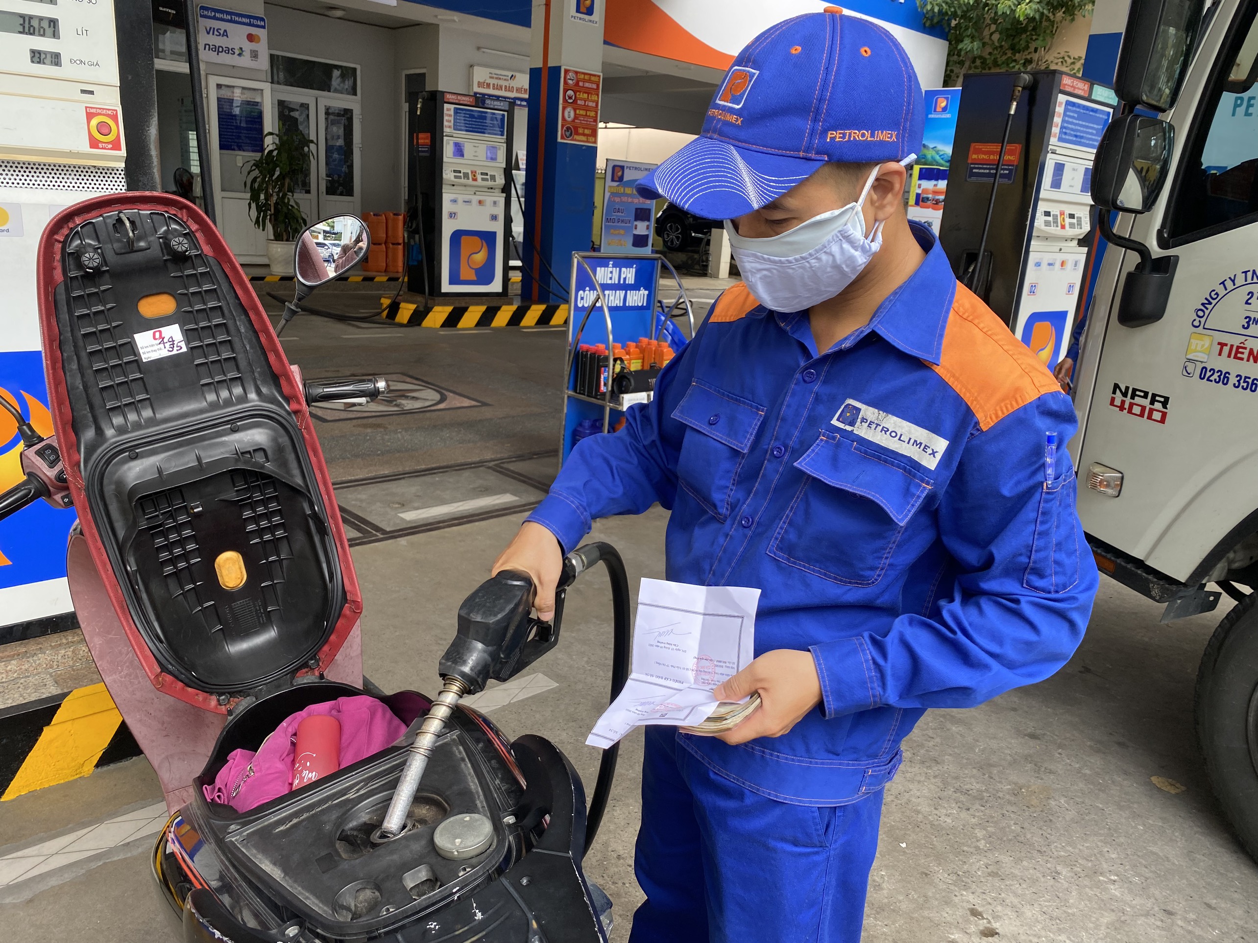 Gasoline and oil prices dropped simultaneously from 3:00pm on May 4. Photo: VAN HOANG