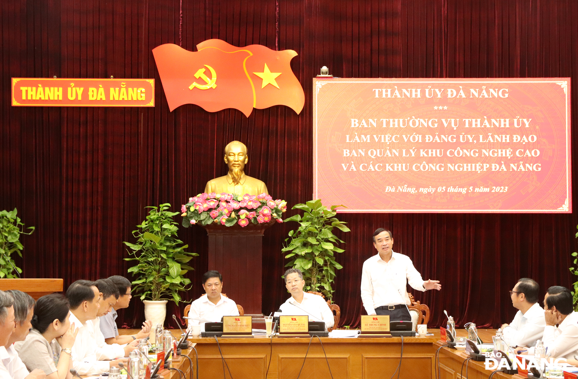 Chủ tịch UBND thành phố Lê Trung Chinh phát biểu tại buổi làm việc. Ảnh: TRỌNG HUY