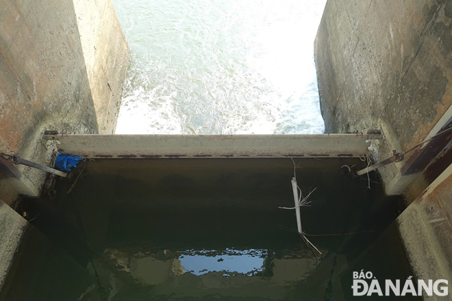 Cửa van tại đập dâng Bàu Nít cũng được lắp ghép thêm cơ cấu để nâng cao khả năng trữ nước tại thượng lưu.