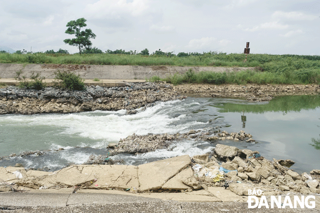 A temporary water dam has been built on Quang Hue River, making the Vu Gia River's water source still flow to the Thu Bon River even when the Vu Gia river's water level drops to 1.8m on the morning of May 1. This affected the raw water source at the An Trach pumping station. Photo: H.H