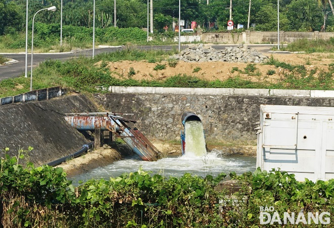 Công ty CP Cấp nước Đà Nẵng bơm nhiều nước ngọt từ thượng lưu đập dâng An Trạch về Nhà máy nước Cầu Đỏ để sản xuất.