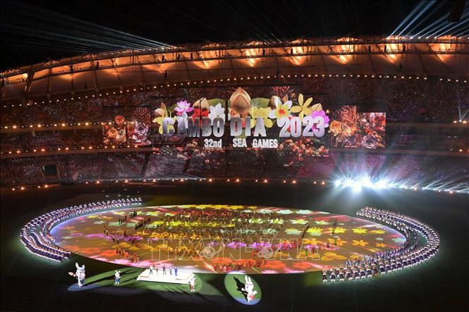 Màn biểu diễn nghệ thuật đặc sắc tại Lễ khai mạc SEA Games 32. Ảnh: AFP/TTXVN