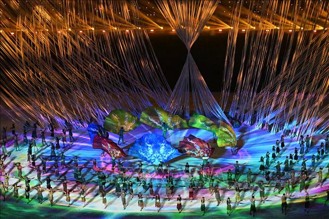 Các nghệ sĩ biểu diễn tại Lễ khai mạc SEA Games 32. Ảnh: AFP/TTXVN