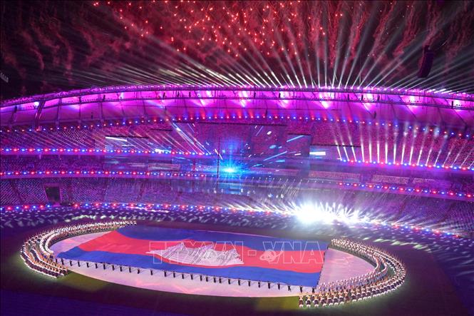 Màn pháo hoa và ánh sáng rực rỡ tại Lễ khai mạc SEA Games 32. Ảnh: AFP/TTXVN