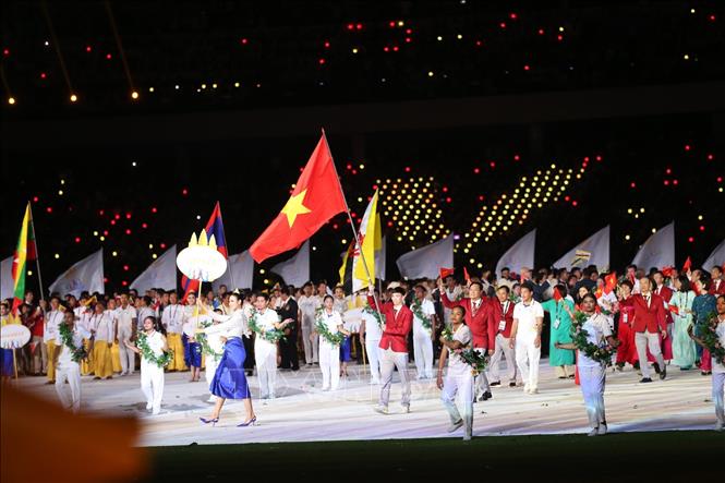 Đoàn thể thao Việt Nam diễu hành tại Lễ khai mạc SEA Games 32. Người cầm cờ là Nguyễn Huy Hoàng, kình ngư từng đoạt tám HCV SEA Games. Ảnh: TTXVN