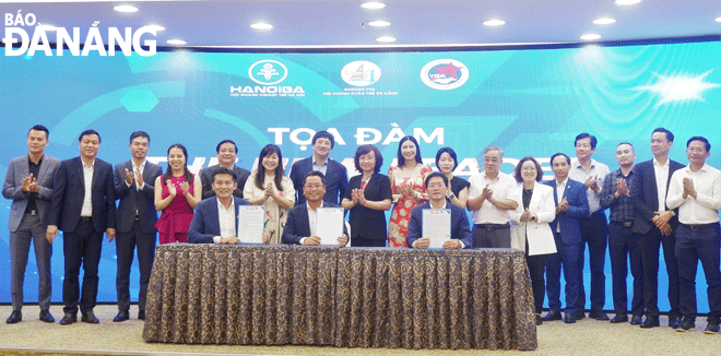 Representatives of the Da Nang, Ha Noi and Ho Chi Minh City Young Entrepreneurs’ Associations ink a memorandum of cooperation. May 5, 2023. Photo: M.Q