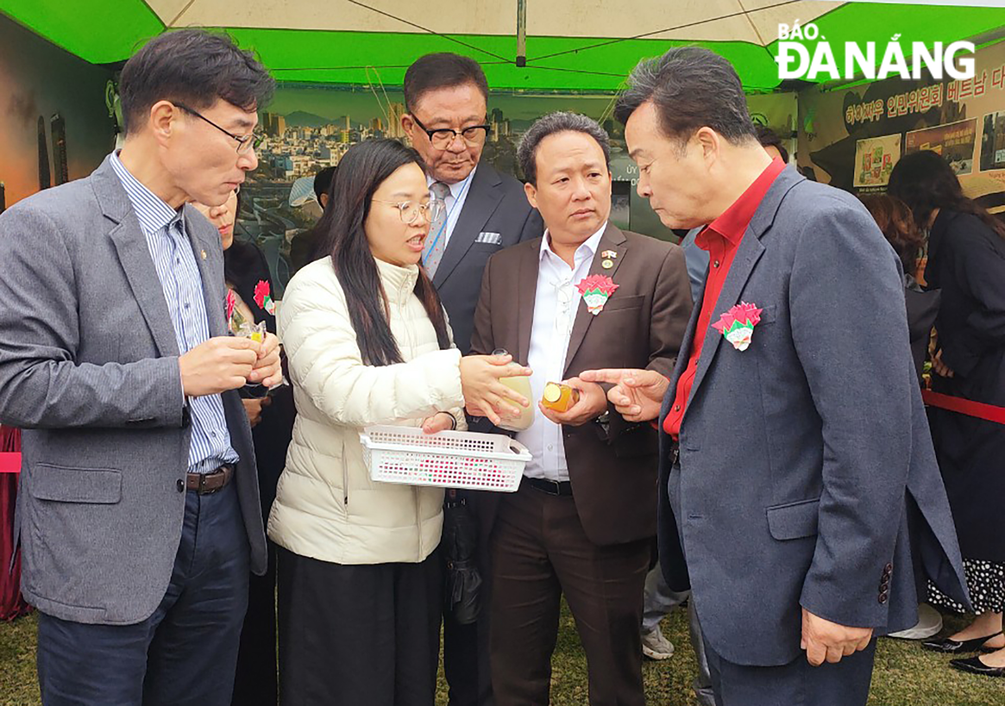 Chairman of Hai Chau District People's Committee Le Tu Gia Thanh (second from the right) introduces Da Nang’s signature products to South Korean delegates, May 6, 2023. Photo: PV