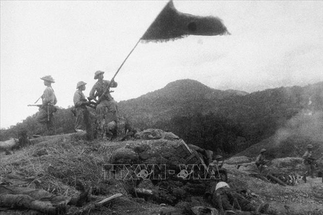 Bộ đội ta giương cao cờ chiến thắng trên cứ điểm Him Lam vừa chiếm được trong trận mở màn chiến dịch Điện Biên Phủ, chiều 13-3-1954. Ảnh: Tư liệu TTXVN