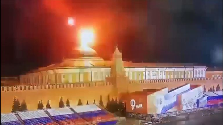 Hình ảnh cắt từ clip được cho là Điện Kremlin bị tấn công bởi UAV. Ảnh: Reuters