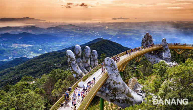 The Cau Vang (Golden Bridge) at the Sun World Ba Na Hills Tourist Area has been honoured as the world's leading iconic tourist bridge.