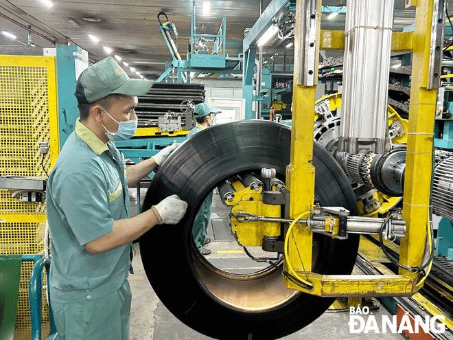 Da Nang-based enterprises have taken the initiative to improve technology and save electricity to balance costs and ensure production. IN THE PHOTO: Manufacturing activities are seen at the Da Nang Rubber Joint Stock Company (DRC). Photo: MAI QUE