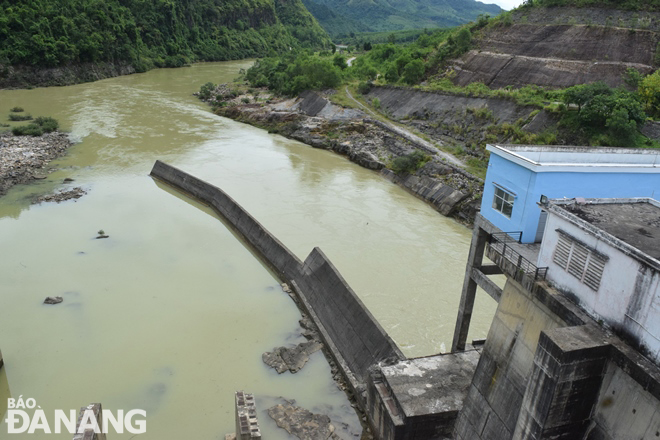 Nhà máy thủy điện Sông Bung 6, thủy điện bậc thang cuối cùng trên dòng sông Bung chủ động phối hợp với với các đơn vị liên quan vận hành xả nước về hạ du sông Vu Gia. Ảnh: HOÀNG HIỆP