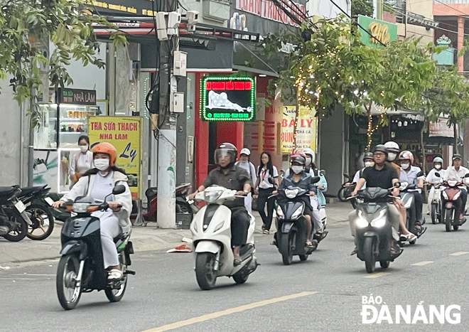 Trên tuyến đường Trần Cao Vân, dễ dàng bắt gặp tình trạng học sinh tham gia giao thông bằng xe máy. Ảnh: N.QUANG