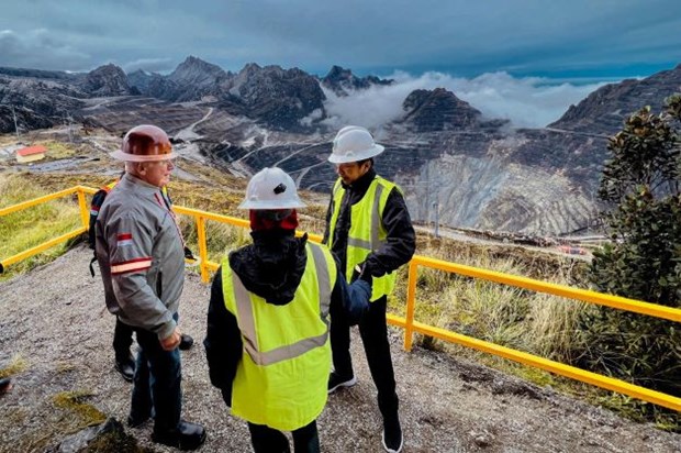 Gold mine: President Joko “Jokowi” Widodo (right) speaks with Richard Adkerson (left), director of the Freeport-McMoRan Copper and Gold company at the Grassberg mine in Mimika during Jokowi’s visit on Sept. 1, 2022. In 2018, Indonesia acquired Freeport, a giant US company operating in the country. (Photo:AFP/VNA)