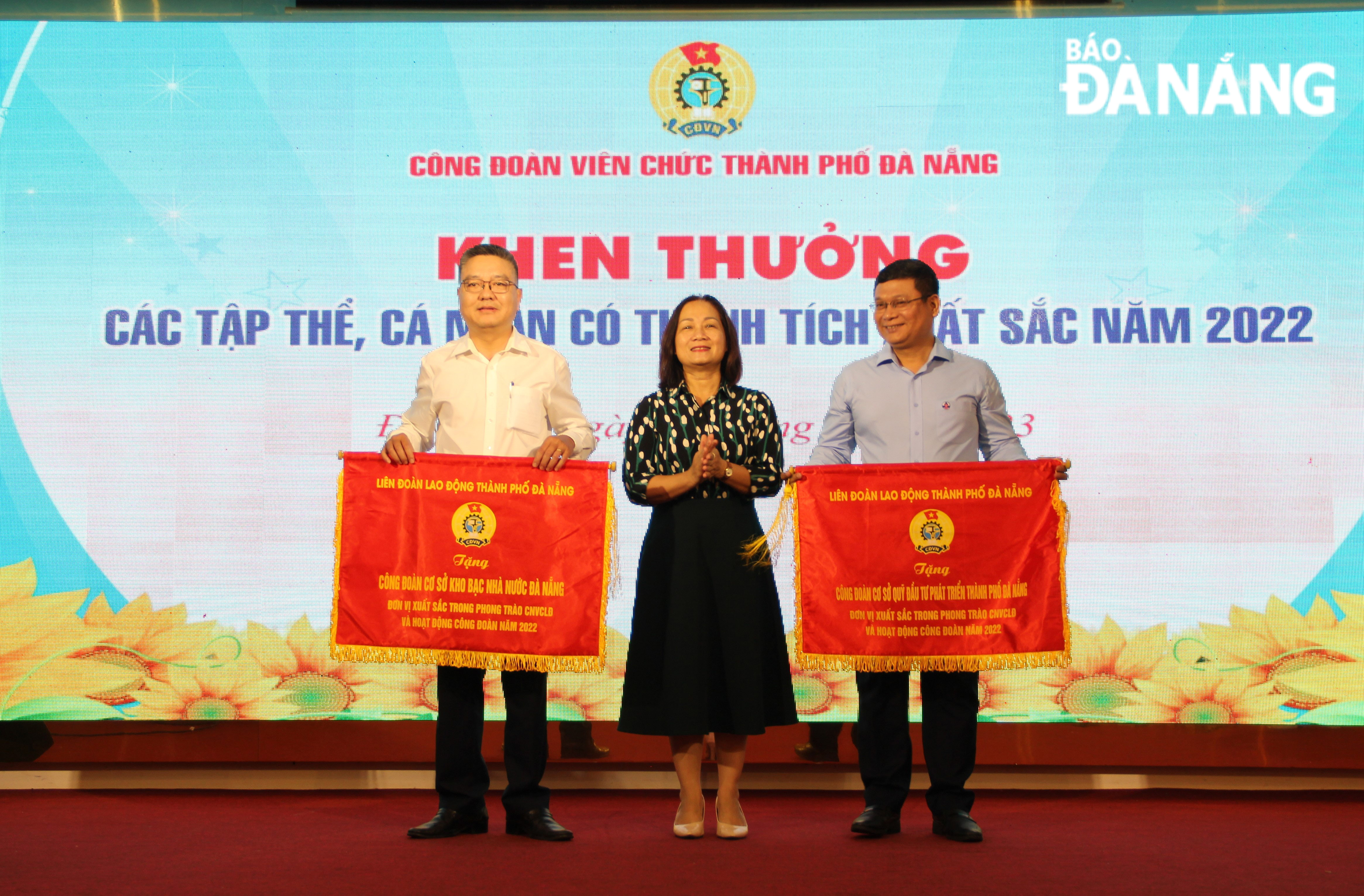 Phó Chủ tịch LĐLĐ thành phố Đinh Thị Thanh Hà trao cờ thi đua cho 2 tập thể xuất sắc trong phong trào công nhân, viên chức, lao động. Ảnh: X.H - 4.23 MB