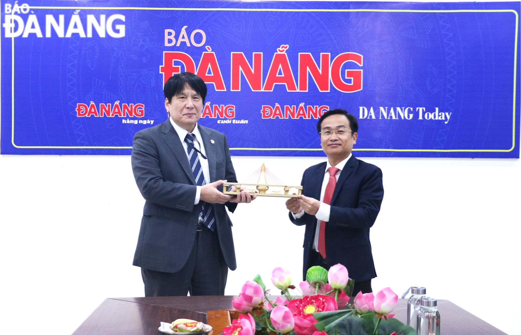 Phó Tổng biên tập Báo Đà Nẵng Hứa Văn Hải (bên phải) tặng quà lưu niệm cho Tổng Lãnh sự Nhật Bản tại Đà Nẵng Yakabe Yoshinori. Ảnh: T.PHƯƠNG