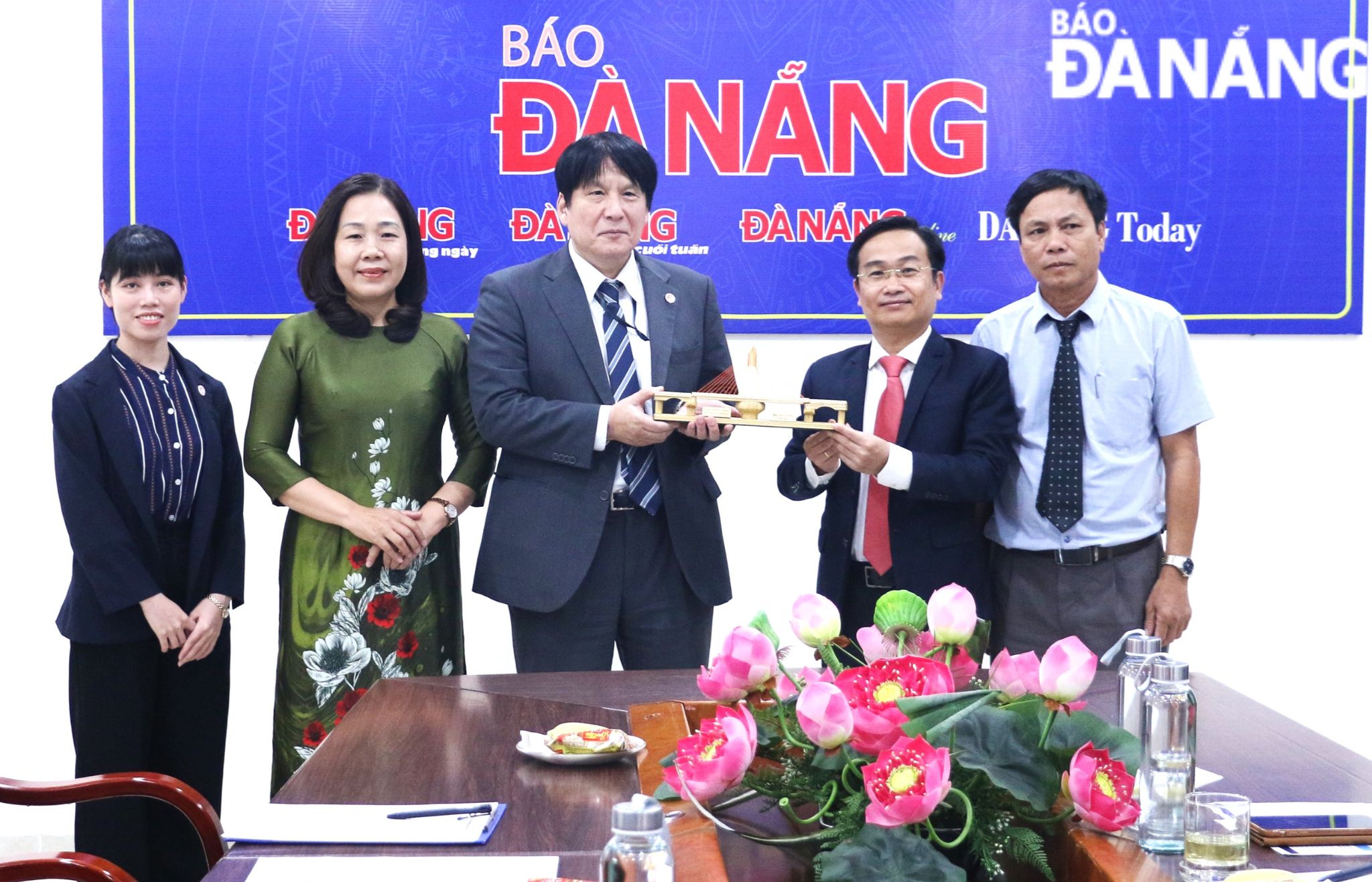 Leaders of the Da Nang Newspaper and Japanese Consul General in Da Nang Yakabe Yoshinori posing for a group photo. Photo: T.PHUONG