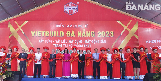 Leaders of the Ministry of Construction, the Viet Nam Construction Association and Da Nang cut the ribbon to open the Vietbuild Da Nang International Exhibition 2023. Photo: HOANG HIEP