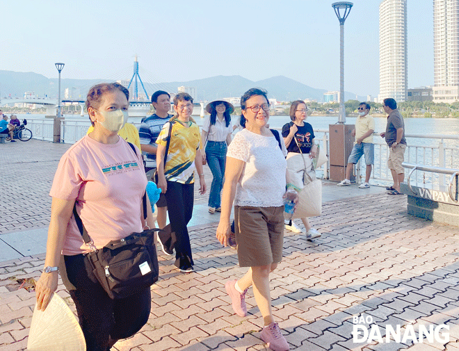 Tourist service providers expect new tourism products to enrich the product chain of Da Nang tourism. IN THE PHOTO: Visitors join a free walking tour on the banks of the Han River. Photo: T.H