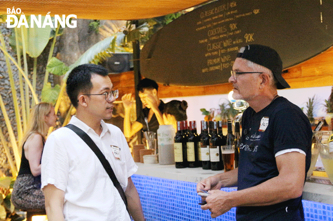 Mr. Aaron Everbart (right) shared with guests participating in the Friday Socials in Da Nang. Photo: V.H