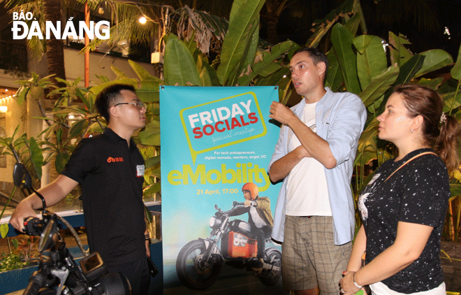 A representative from the Dat Bike company shared at the Friday Socials event hosted by Draper Startup House Viet Nam on the evening of April 21. Photo: V.H