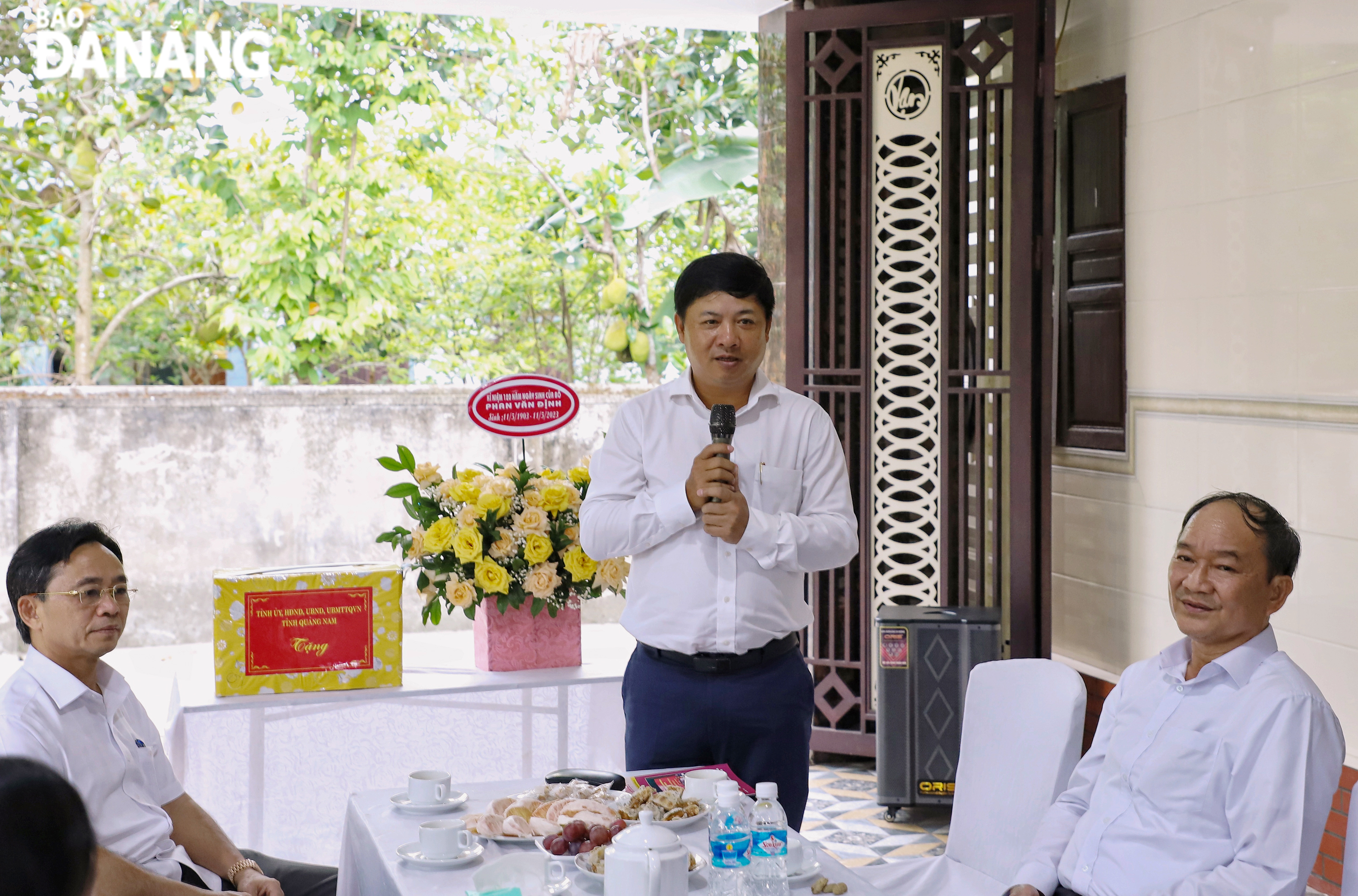 Phó Bí thư Thường trực Thành ủy Lương Nguyễn Minh Triết bày tỏ lòng tri ân trước thân nhân cố Bí thư Tỉnh ủy Quảng Nam - Đà Nẵng Phan Văn ĐInhj. Ảnh: NGỌC PHÚ