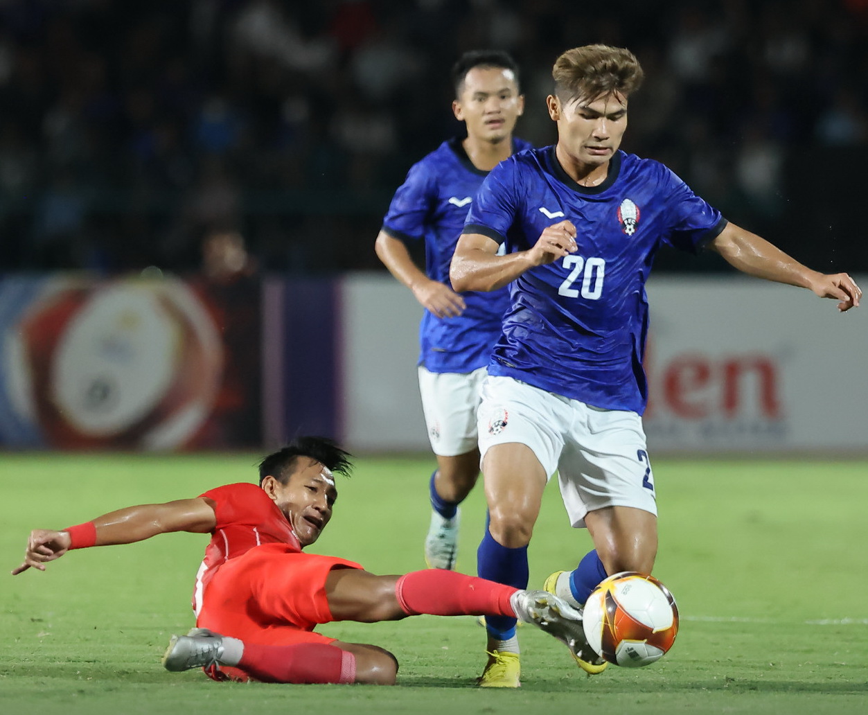 U22 Campuchia (áo xanh) chịu thất bại 1-2 trước U22 Indonesia.