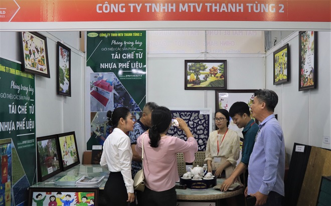 Khách hàng tham quan Showroom giới thiệu sản phẩm tái chế từ nhựa phế liệu của Công ty TNHH MTV Thanh Tùng 2 tại Triển lãm Quốc tế VIET BUILD Đà Nẵng 2023.