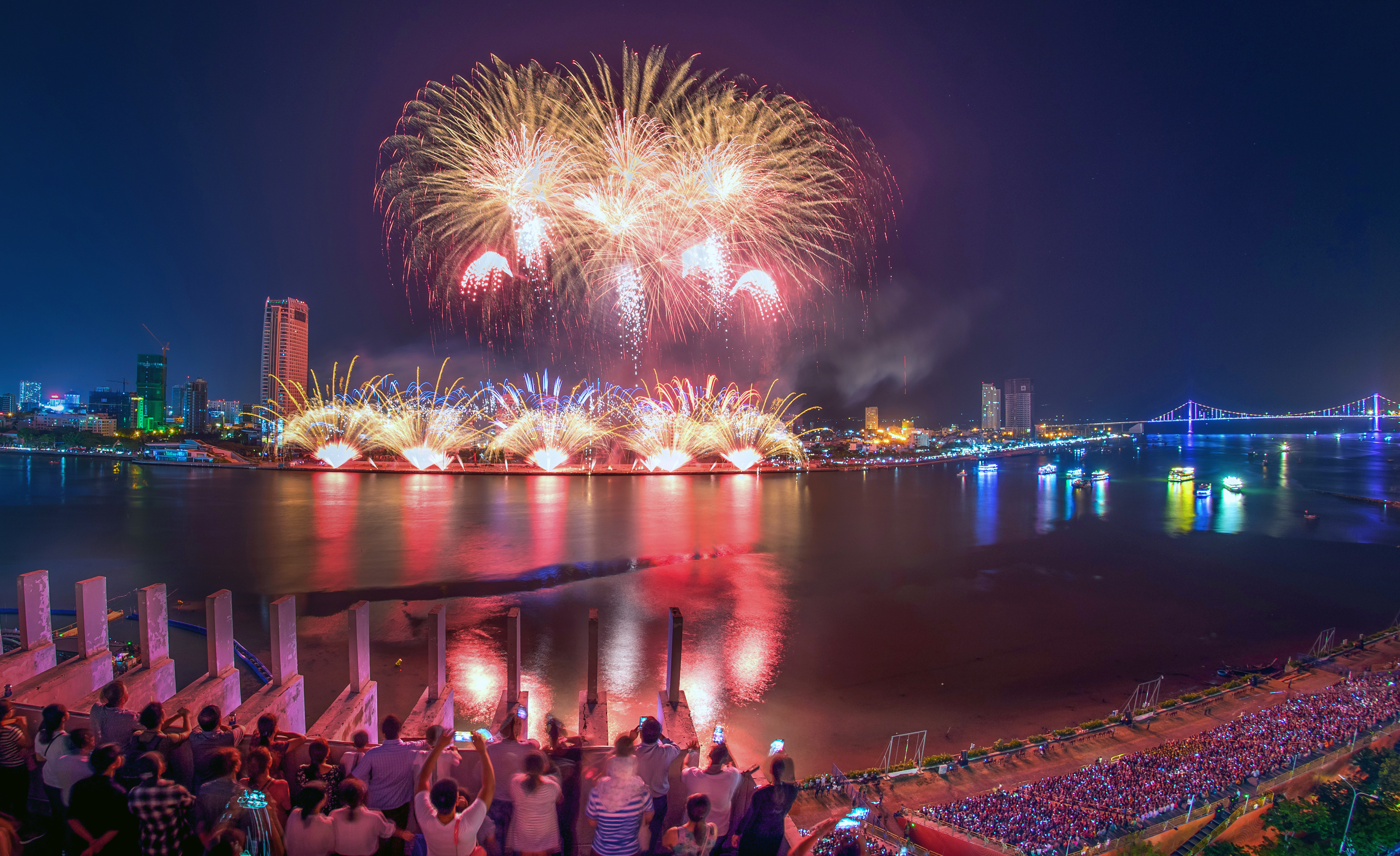 With the presence of teams that have won high prizes at DIFF in previous years, DIFF 2023 promises to be thrilling competitions between competing teams. IN PHOTO: A fireworks display in at DIFF 2019. Photo: KIM LIEN