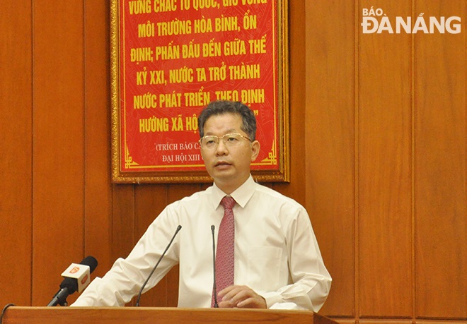 Da Nang Party Committee Secretary Nguyen Van Quang speaking at the seminar