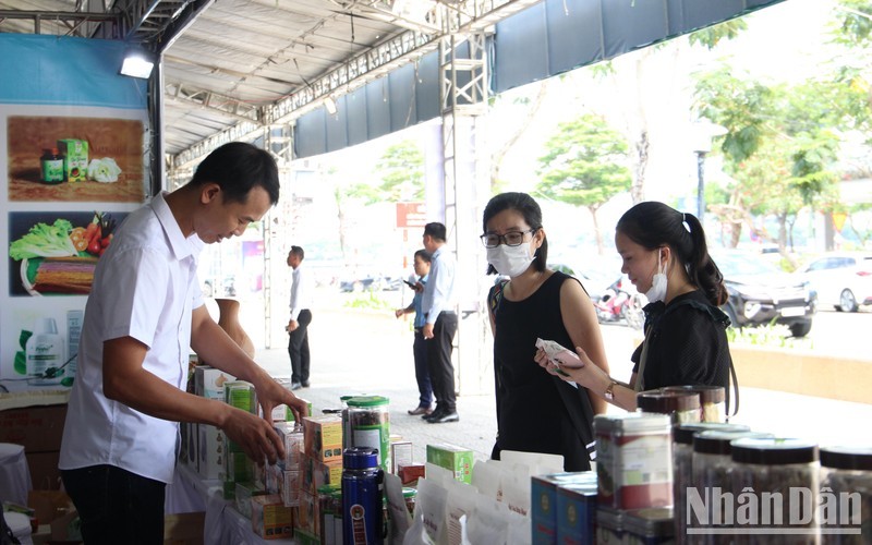 Visitors are seen at the exhibition. Photo: https://en.nhandan.vn/