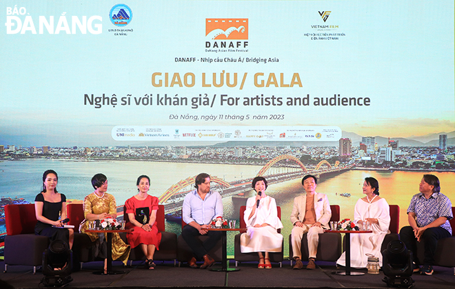 People's Artist Le Khanh interacts with the audience at the exchange meeting in Da Nang, May 11, 2023.