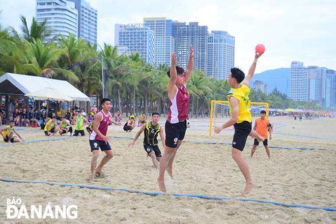 After the opening ceremony, the match between Da Nang (in purple T-shirt) and Ha Noi took place fiercely and attractively.