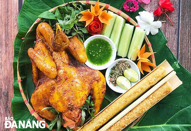 Món gà nướng lá tiêu rừng, cơm lam đặc sản Măng Đen đã có mặt tại Đà Nẵng. Ảnh: H.L