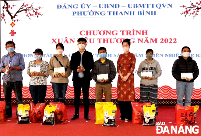 Representatives of Hai Chau District’s Thanh Binh Ward Chapter of the Da Nang Fatherland Front Committee presenting gifts to poor households for the Lunar New Year 2023. Photo: M.T