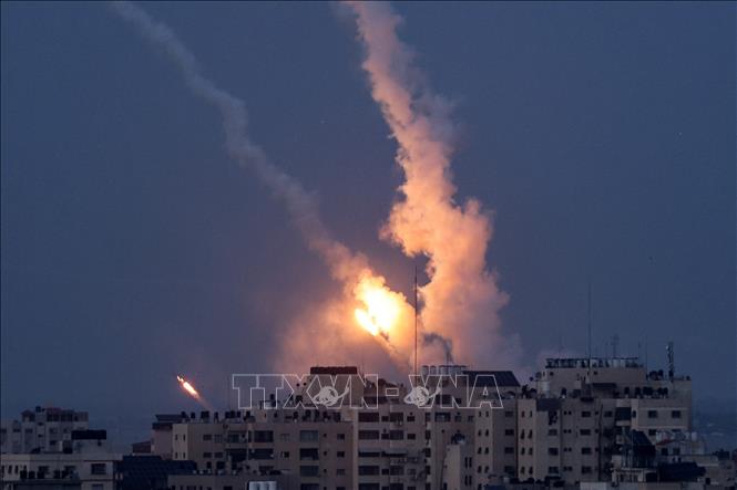 Rocket được phóng từ Dải Gaza xuống lãnh thổ Israel khi căng thẳng leo thang giữa Israel và Palestine, ngày 10-5-2023. Ảnh: AFP/TTXVN