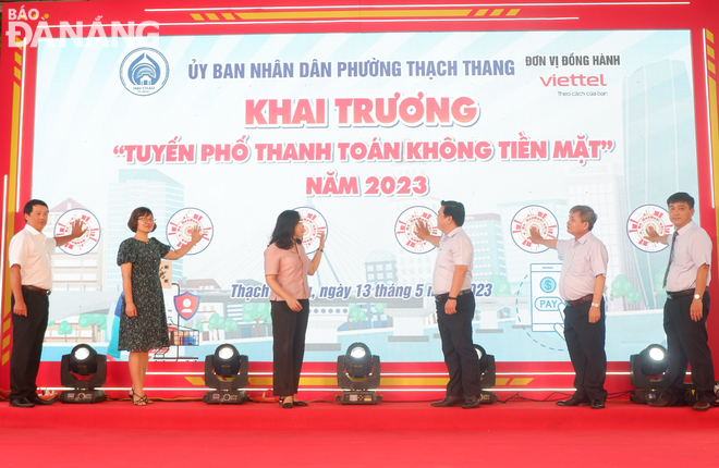 Thach Thang Ward opens a cashless payment street - Da Nang Today - News ...