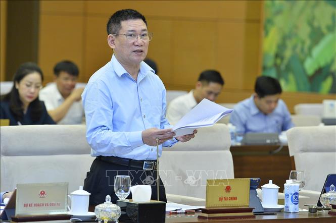 Bộ trưởng Bộ Tài chính Hồ Đức Phớc trình bày tờ trình. Ảnh: Minh Đức/TTXVN