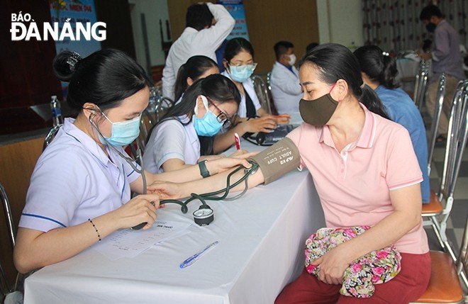 Doctors and nurses from the Da Nang Young Physicians’ Association provide medical examinations for workers with difficult circumstances in Lien Chieu district. Photo: X.Đ