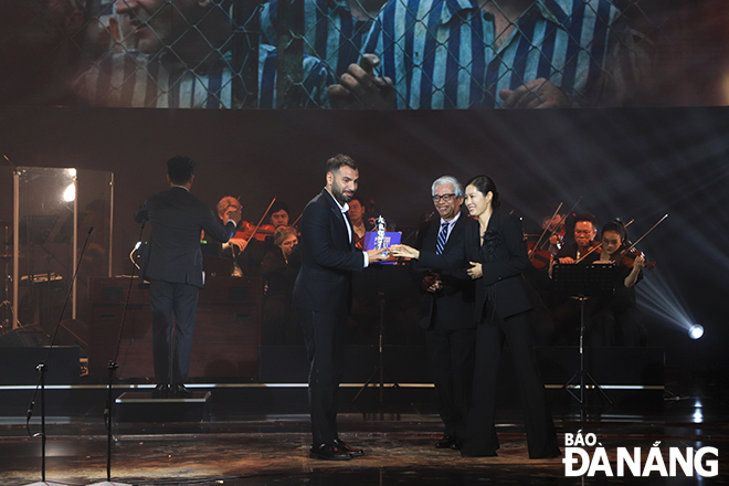 South Korean film actress Moon So-ri presenting the special award of the Asian Film Jury for the 'World War III' movie. Photo: X.D