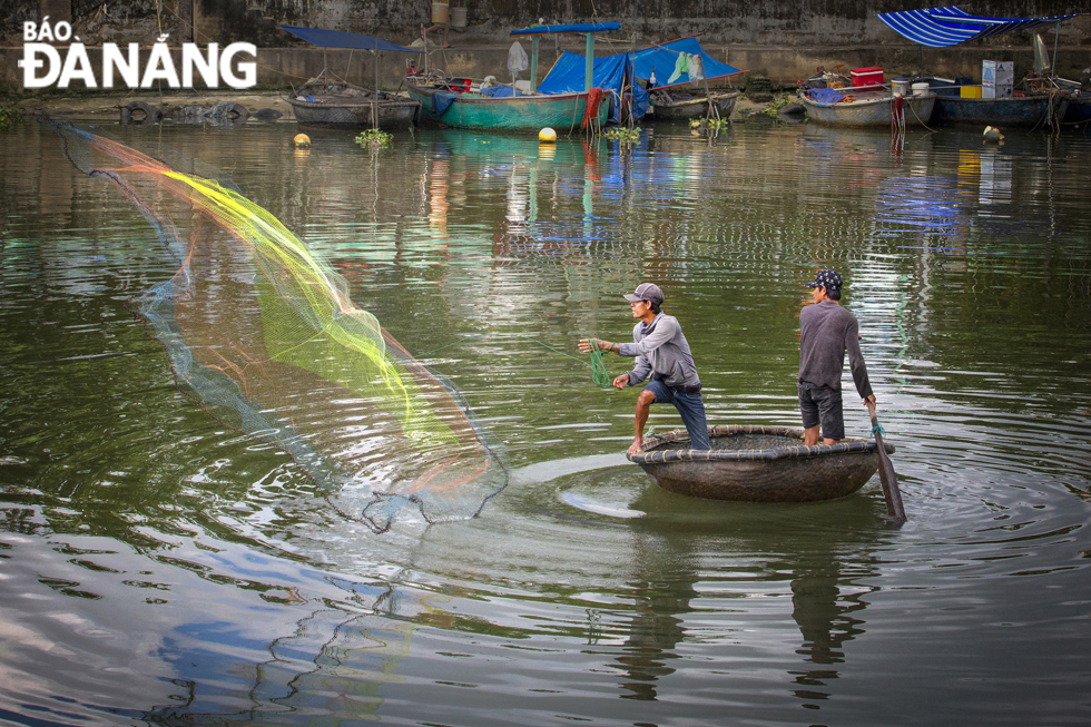 Releasing fishing nets on the Phu Loc River