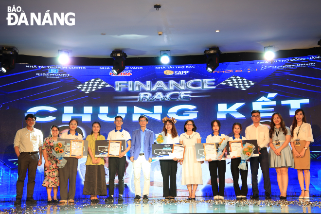 Ban tổ chức trao thưởng cho các thí sinh đạt giải tại cuộc thi học thuật “Finance Race” năm 2023. Ảnh: N.Q